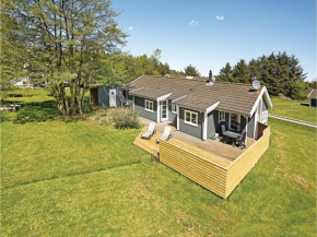 Three-Bedroom Holiday home with a Fireplace in Aakirkeby